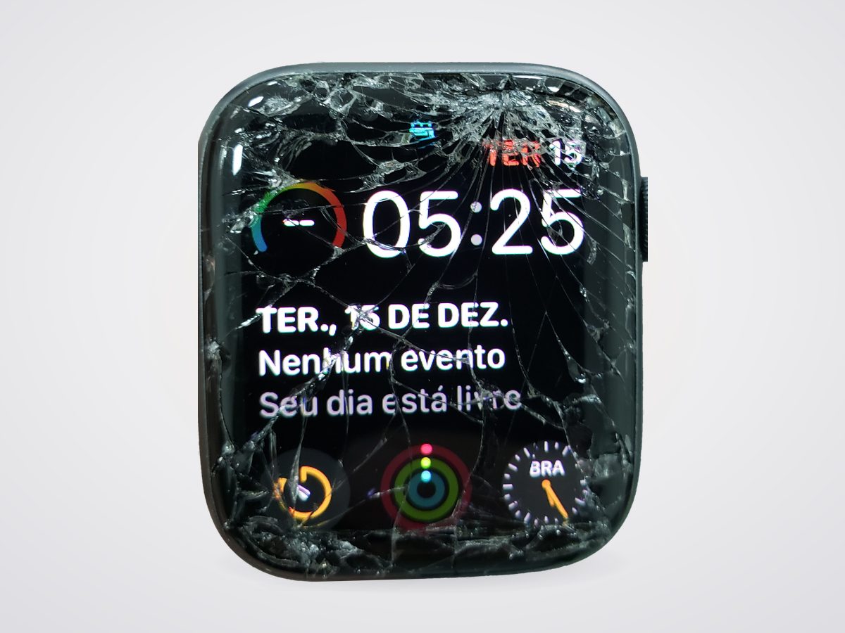 Apple Watch antes do reparo, com o vidro estilhaçado